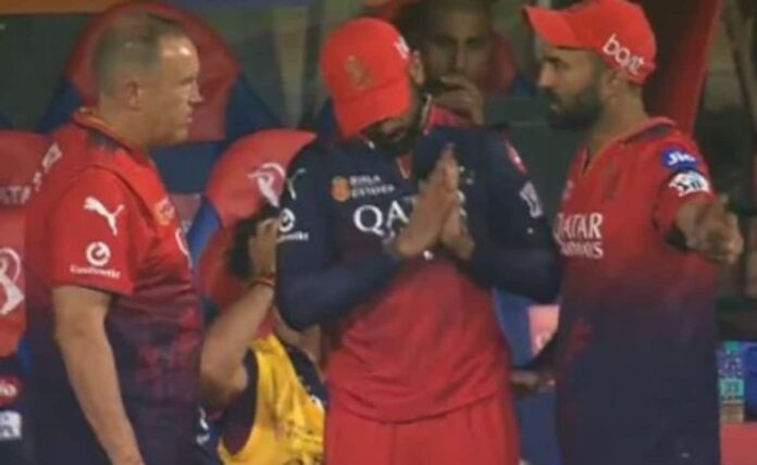 Folding Hands, Virat Kohli Rejects Dinesh Karthik's Advice. RCB Coach Later Says 