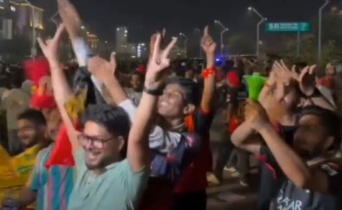 RCB Fans Mock LSG Star After Controversial Notebook Celebration Backfires. Watch | Cricket News