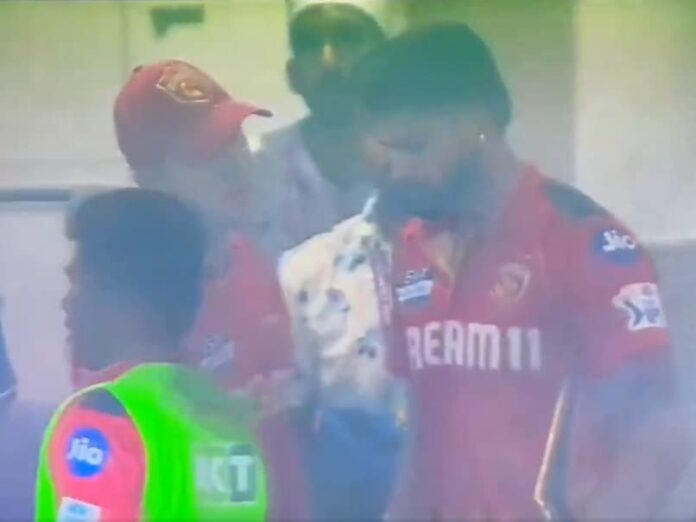 Shreyas Iyer In Intense Discussion With Ricky Ponting as PBKS Fall Like Pack Of Cards vs RCB. Watch | Cricket News - Latest Cricket News, Cricket Info, Sports News Updates - NDTVSports.com | My Update India