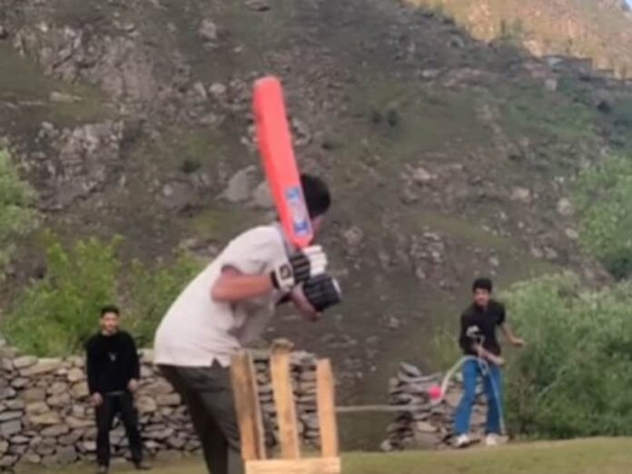 Kashmir Boys Playing Cricket On Top Of Hill Find Genius Way To Stop Ball From Falling Into Gorge. Watch | Cricket News - Latest Cricket News, Cricket Info, Sports News Updates - NDTVSports.com | My Update India